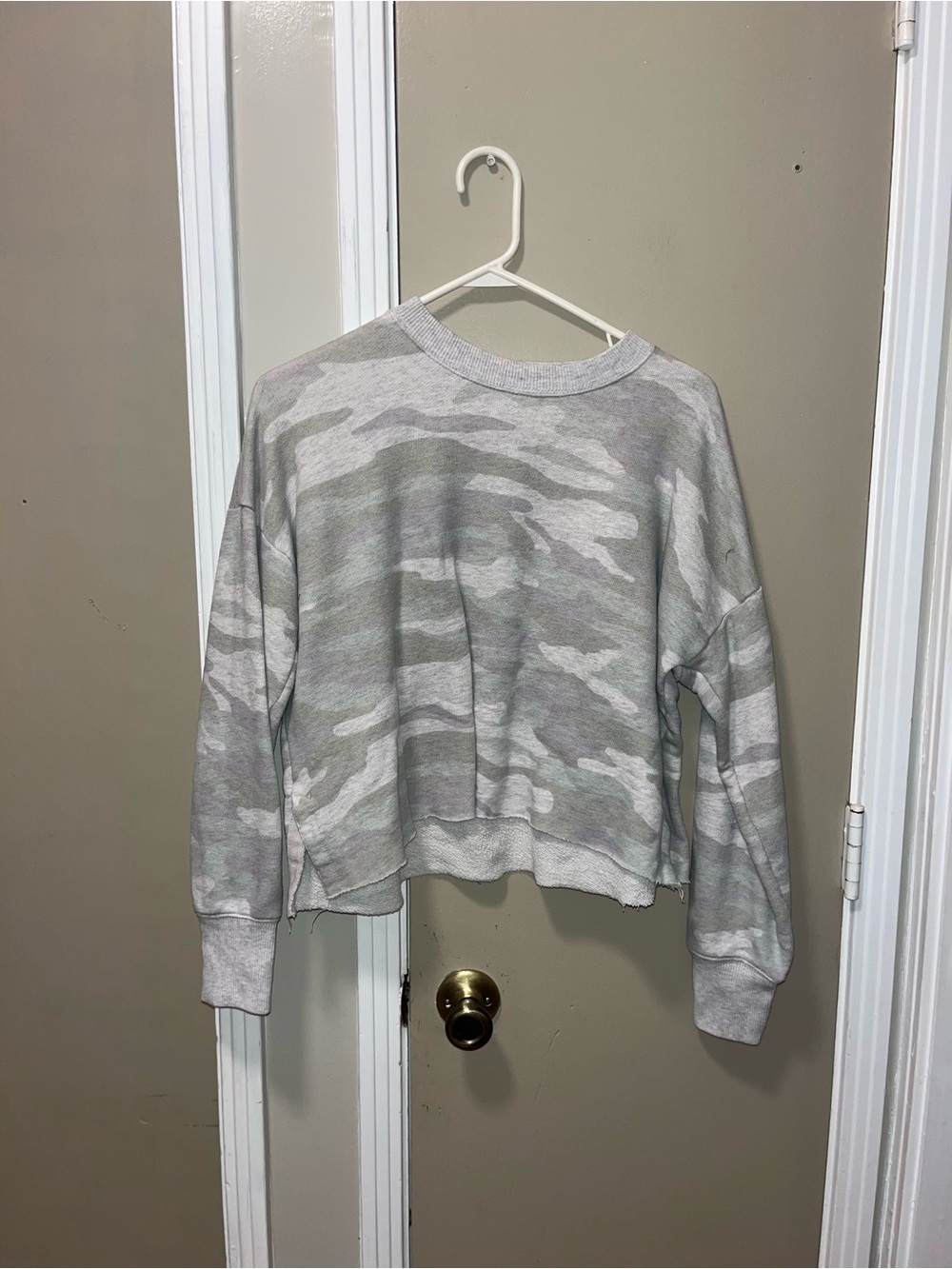 aerie Green, Grey & Off-White Camo Cropped Pullover